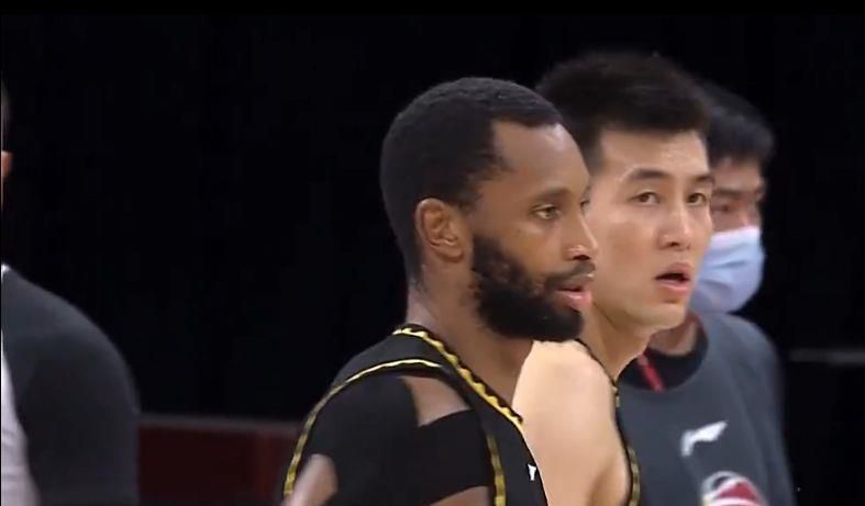 可是今天，天香府的大门口，一个人也没有。